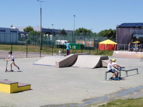 Widok na nowe urządzenia skateparku