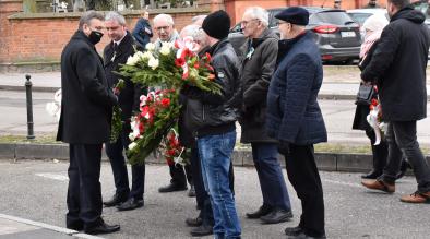 ZŁOŻENIE KWIATÓW POD POMNIKIEM