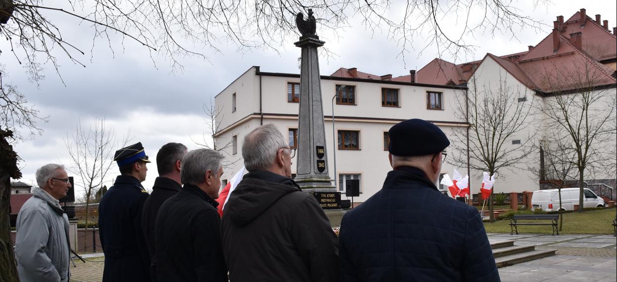 ZŁOŻENIE KWIATÓW POD POMNIKIEM