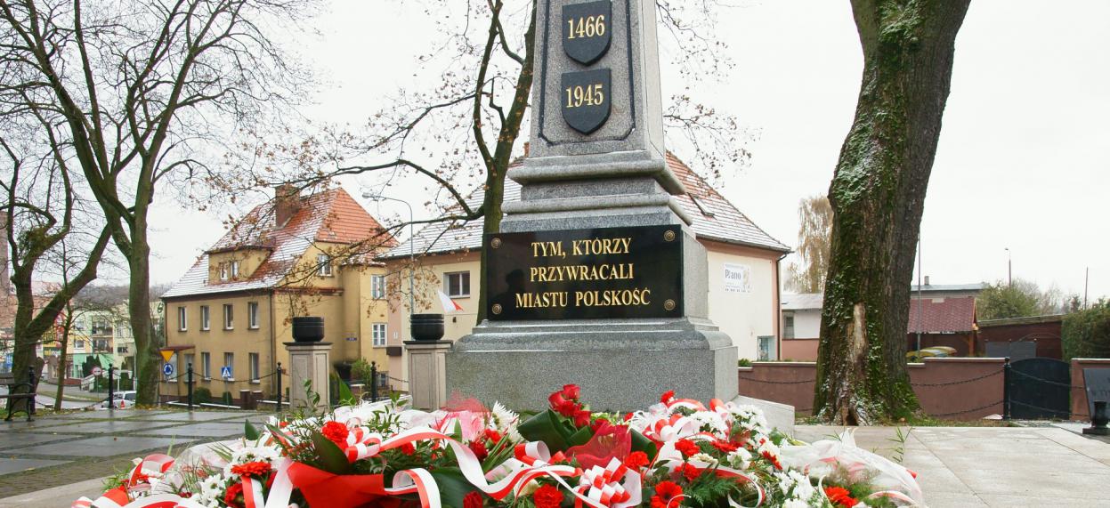 KWIATY POD POMNIKIEM