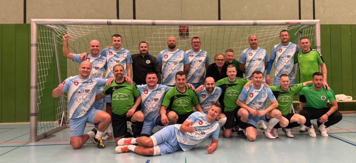 pamiątkowe zdjęcie z rywalami