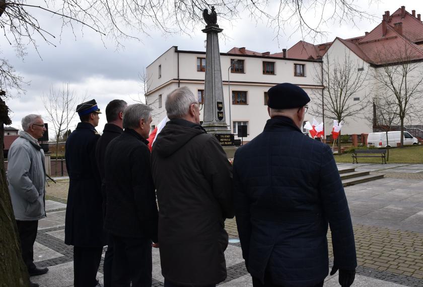 ZŁOŻENIE KWIATÓW POD POMNIKIEM