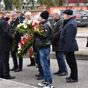 ZŁOŻENIE KWIATÓW POD POMNIKIEM