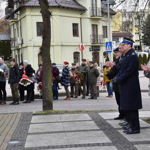ZŁOŻENIE KWIATÓW POD POMNIKIEM