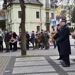 ZŁOŻENIE KWIATÓW POD POMNIKIEM