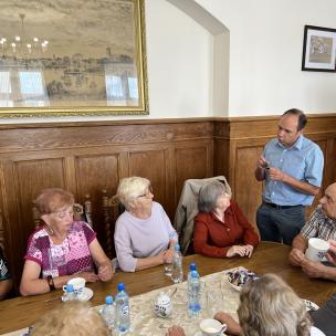 wręczenie opasek bezpieczeństwa w ratuszu