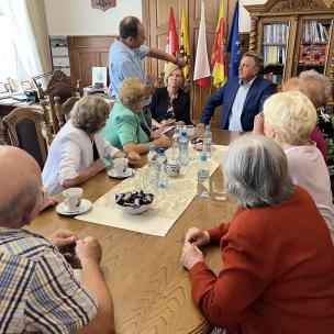 wręczenie opasek bezpieczeństwa w ratuszu