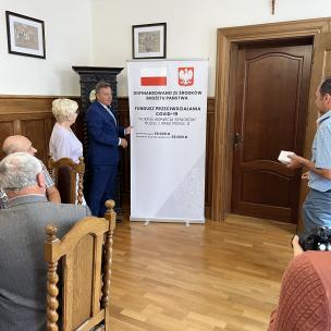 wręczenie opasek bezpieczeństwa w ratuszu