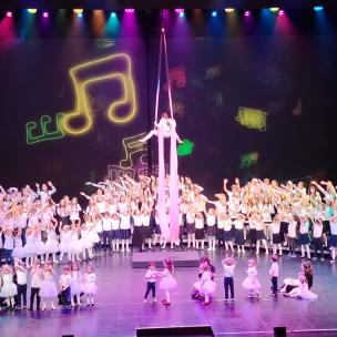 chór Miłosierni w Teatrze Muzycznym w Gdyni podczas koncertu