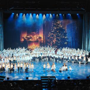 chór Miłosierni w Teatrze Muzycznym w Gdyni podczas koncertu